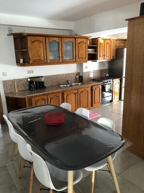 冰箱、微波炉、烤箱、炉灶