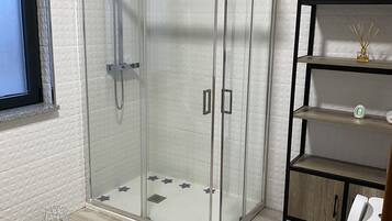 Bruser, hårtørrer, håndklæder, Toiletpapir