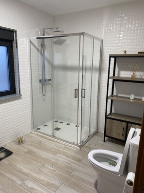 Shower, hair dryer, towels, toilet paper - 7 Bedroom Villa in Vila Real (Vila Real)