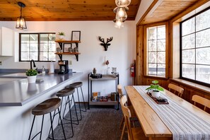 Dining - Hot tub, bbq, 2 fireplaces, 5 mins to slopes & lake (Big Bear Lake)