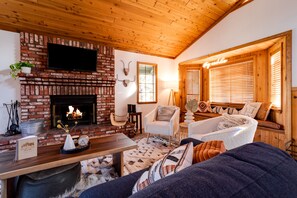 Smart-TV, peis, bøker og stereoanlegg