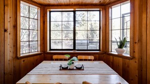 A wooden dining room with a large table, chairs, and a potted plant. - Hot tub, bbq, 2 fireplaces, 5 mins to slopes & lake (Big Bear Lake)