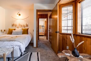 2 bedrooms, travel crib, WiFi, bed sheets - Hot tub, bbq, 2 fireplaces, 5 mins to slopes & lake (Big Bear Lake)