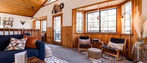 Smart TV, chimenea, libros y estéreo