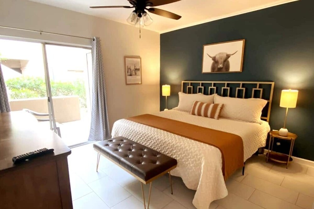 Luxury Highland Escape - 1B/1B Scottsdale Condo
