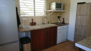 ثلاجة، فرن، موقد طهي مسطح، ماكينة لصنع القهوة/الشاي