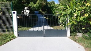 المنطقة المحيطة بالمنشأة