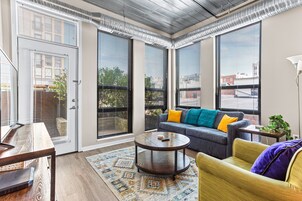 經典公寓 | 客廳 | 55 吋智能電視連數碼電視頻道、電視、串流服務