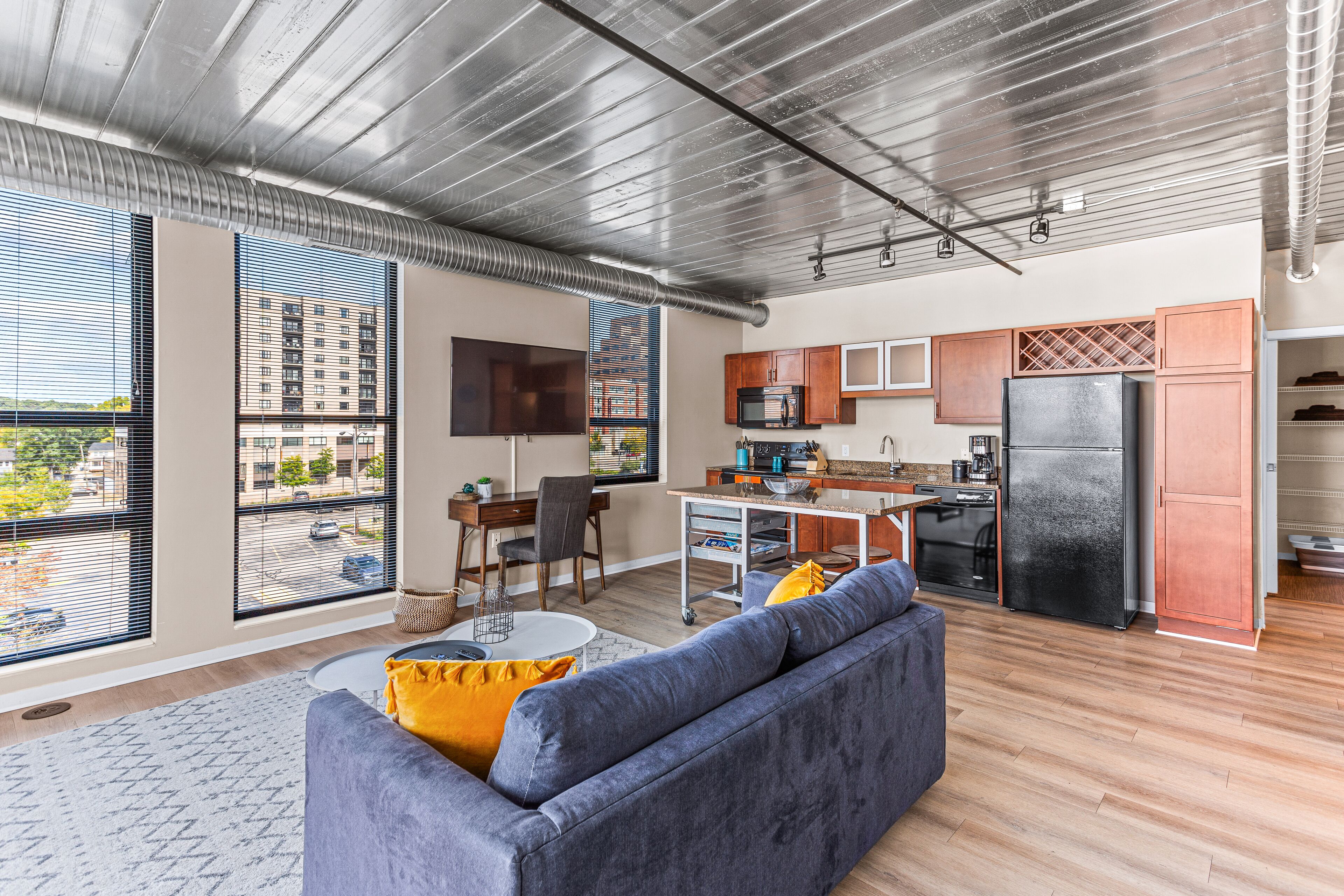 Un apartamento moderno con sala de estar, cocina y comedor.