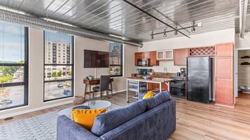 Un apartamento moderno con sala de estar, cocina y comedor.