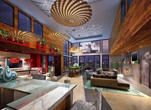 Un amplio vestíbulo de hotel con diseño moderno, que cuenta con un espacio de descanso grande, un bar y vistas a la ciudad a través de amplias ventanas.