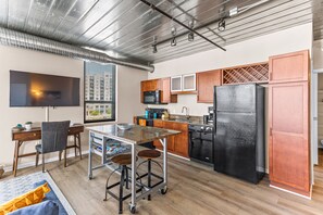 Apartamento City | Cocina privada | Frigorífico grande, microondas, horno y placa de cocina