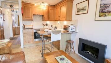 Cottage | Private kitchen | Fridge, electric kettle, toaster, cookware/dishes/utensils