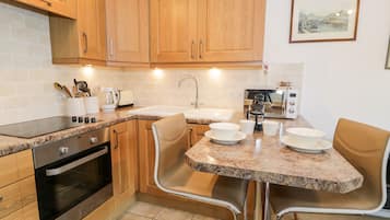 Cottage | Private kitchen | Fridge, electric kettle, toaster, cookware/dishes/utensils