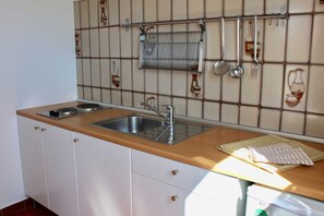 Kjøleskap, kokeplater, kaffetrakter/tekoker og kjøkkenutstyr