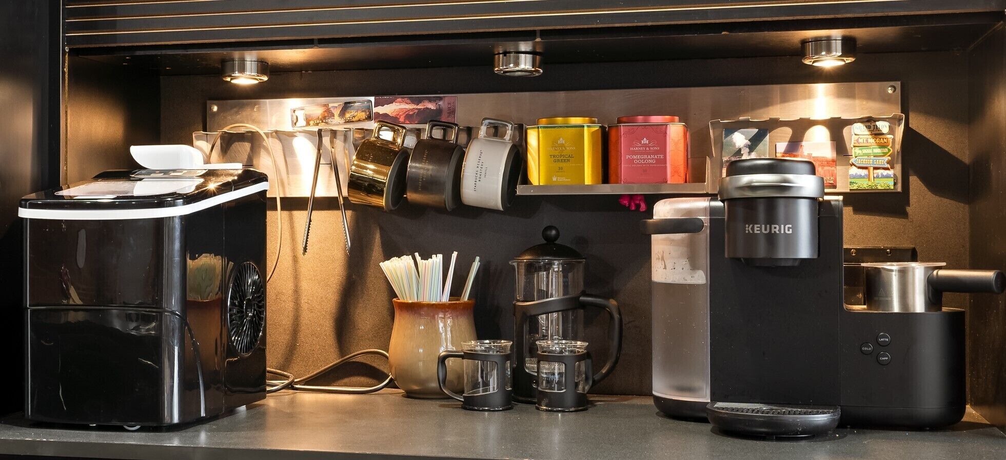 Un espace dédié à la préparation du café, équipé d’une machine à café Keurig, d’une cafetière à piston et d’un moulin à café.