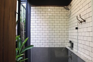 Design kamer | Badkamer | Een douche, gratis toiletartikelen, een bidet, handdoeken