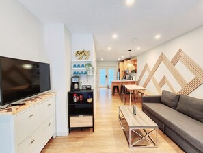 Smart TV, fireplace, books - The overlook stay - Free parking - 26 (Harvie Heights)