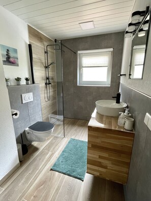 Een douche, een haardroger, handdoeken, zeep