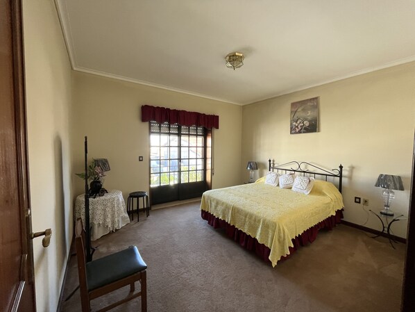 4 bedrooms, iron/ironing board, free WiFi, bed sheets
