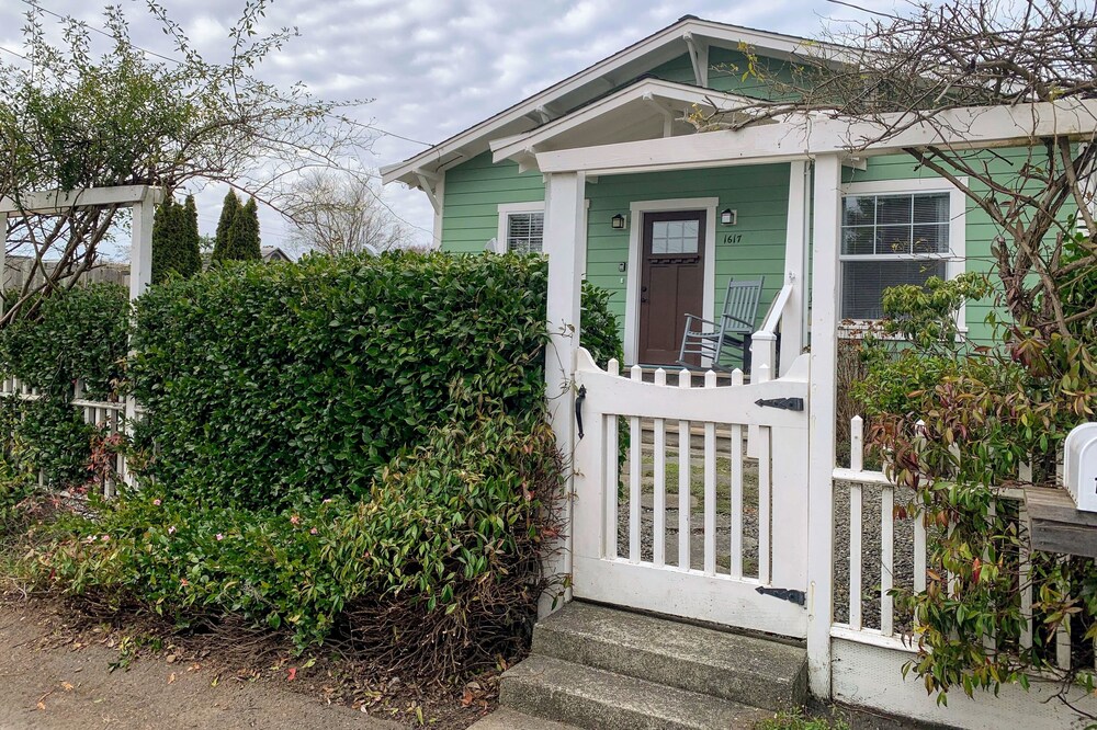 Bayside Bungalow, Stylish & Close to Town