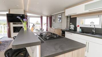 Cottage | Private kitchen | Fridge, dishwasher, electric kettle, toaster