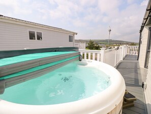 Cottage | Outdoor spa tub - Crosswinds 67 (Bembridge)