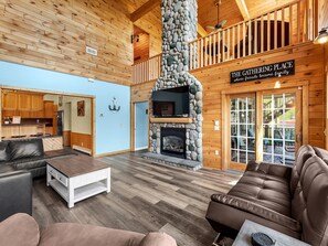 Smart TV, caminetto, lettore DVD, tavolo da ping pong