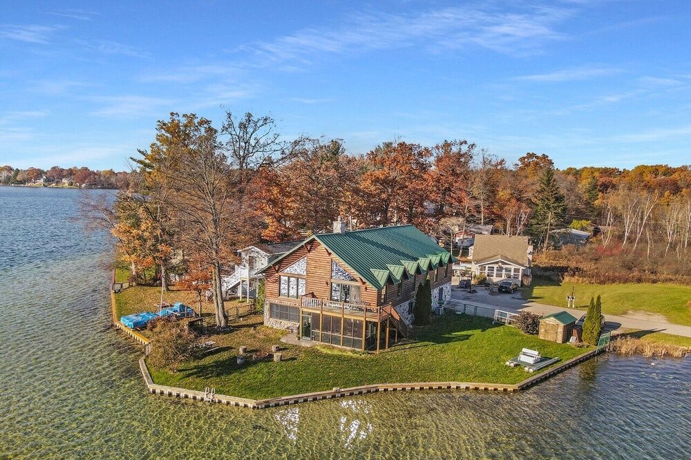 The Derby Lodge - Lake living at its finest!!
