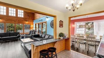 TV connectée, cheminée, lecteur de DVD, table de tennis de table