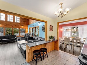 Smart-TV, Kamin, DVD-Player, Tischtennisplatte