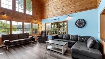 TV connectée, cheminée, lecteur de DVD, table de tennis de table