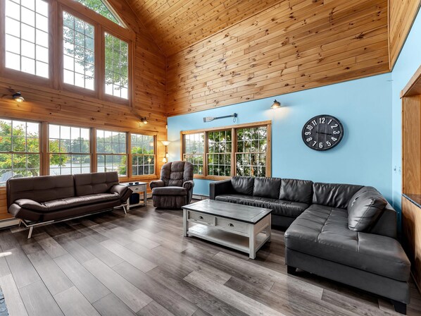 Smart TV, fireplace, ping pong, stereo