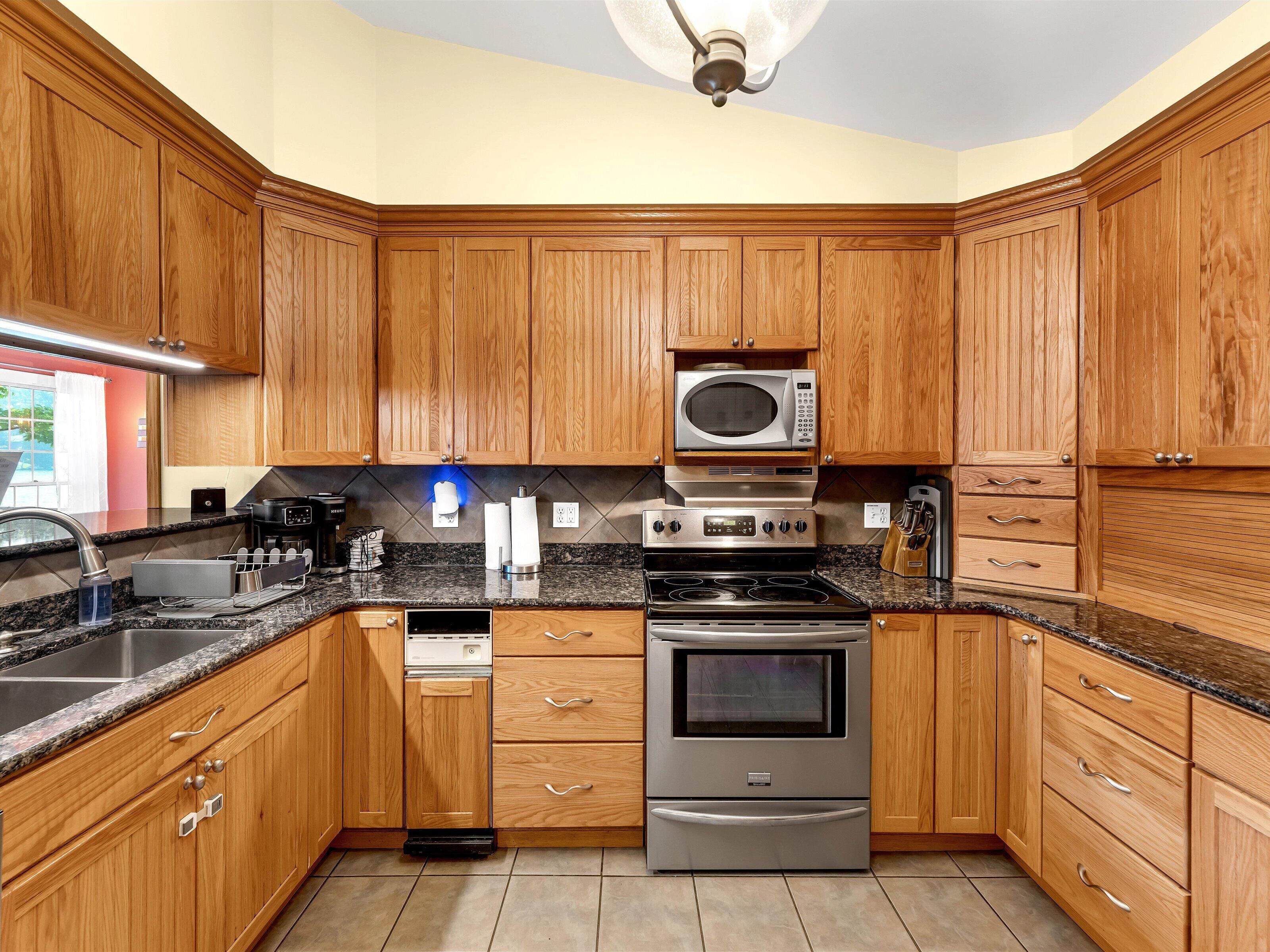 雪櫃、微波爐、焗爐、爐具