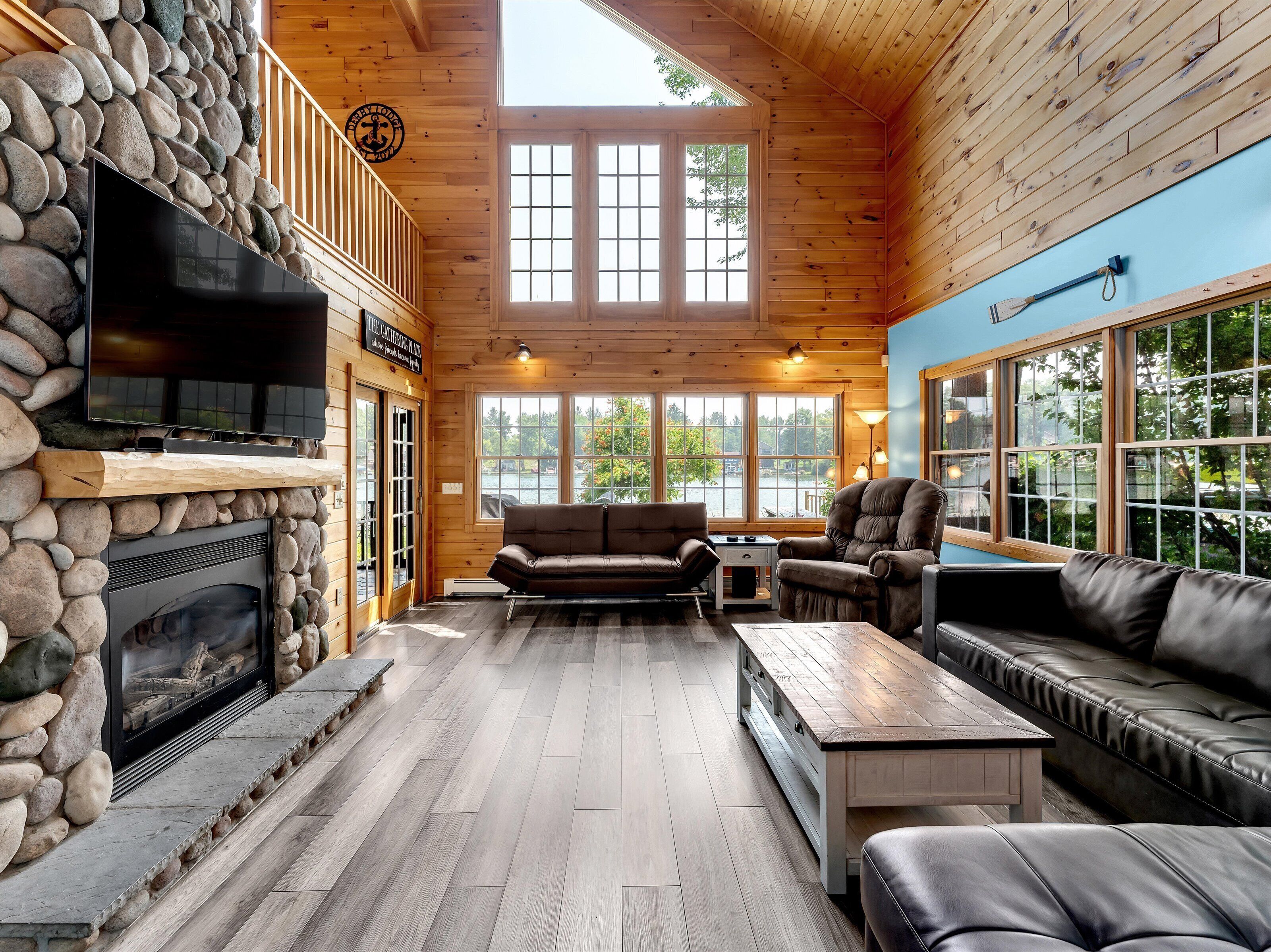 TV connectée, cheminée, lecteur de DVD, table de tennis de table