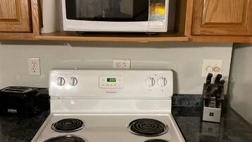 Een koelkast, een magnetron, een oven, een kookplaat