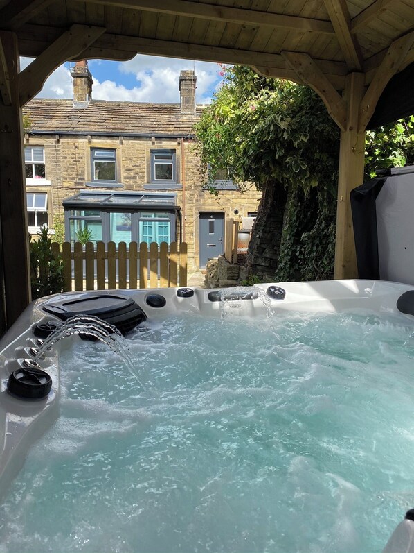 Outdoor spa tub - Holmfirth Hideout (Holmfirth)