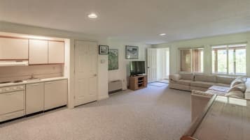 Smart-tv, eldstad och bordsfotboll