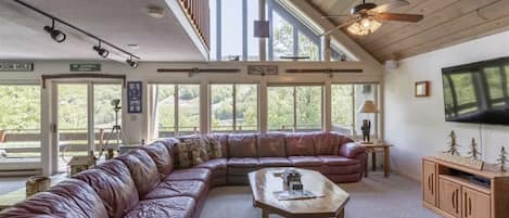 スマートテレビ、暖炉、テーブルサッカー台