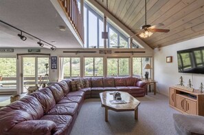 Smart TV, fireplace, foosball - Loon Mountain Views from Large Decks & Dining Room (Lincoln)