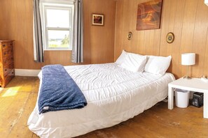 3 slaapkamers, een strijkplank/strijkijzer, wifi, beddengoed