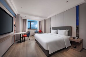 Standaard kamer, 1 kingsize bed (High Floor) | Luxe beddengoed, donzen dekbedden, een bureau, een laptopwerkplek