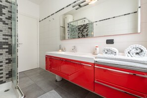 Douche, sèche-cheveux