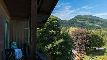 Schreibtisch, laptopgeeigneter Arbeitsplatz, kostenloses WLAN