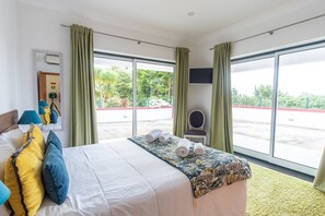 2 bedrooms, iron/ironing board, internet, bed sheets