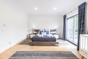 3 slaapkamers, een strijkplank/strijkijzer, internet, beddengoed