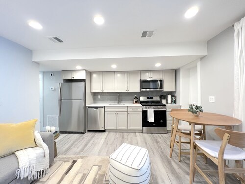 Newly renovated condo, minutes to NYC!