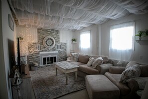 Smart TV, caminetto, libri