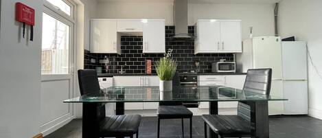 Kühlschrank, Ofen, Herdplatte, Wasserkocher