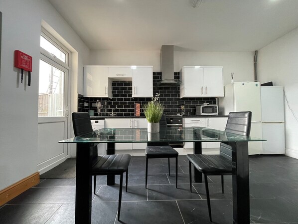 Kühlschrank, Ofen, Herdplatte, Wasserkocher